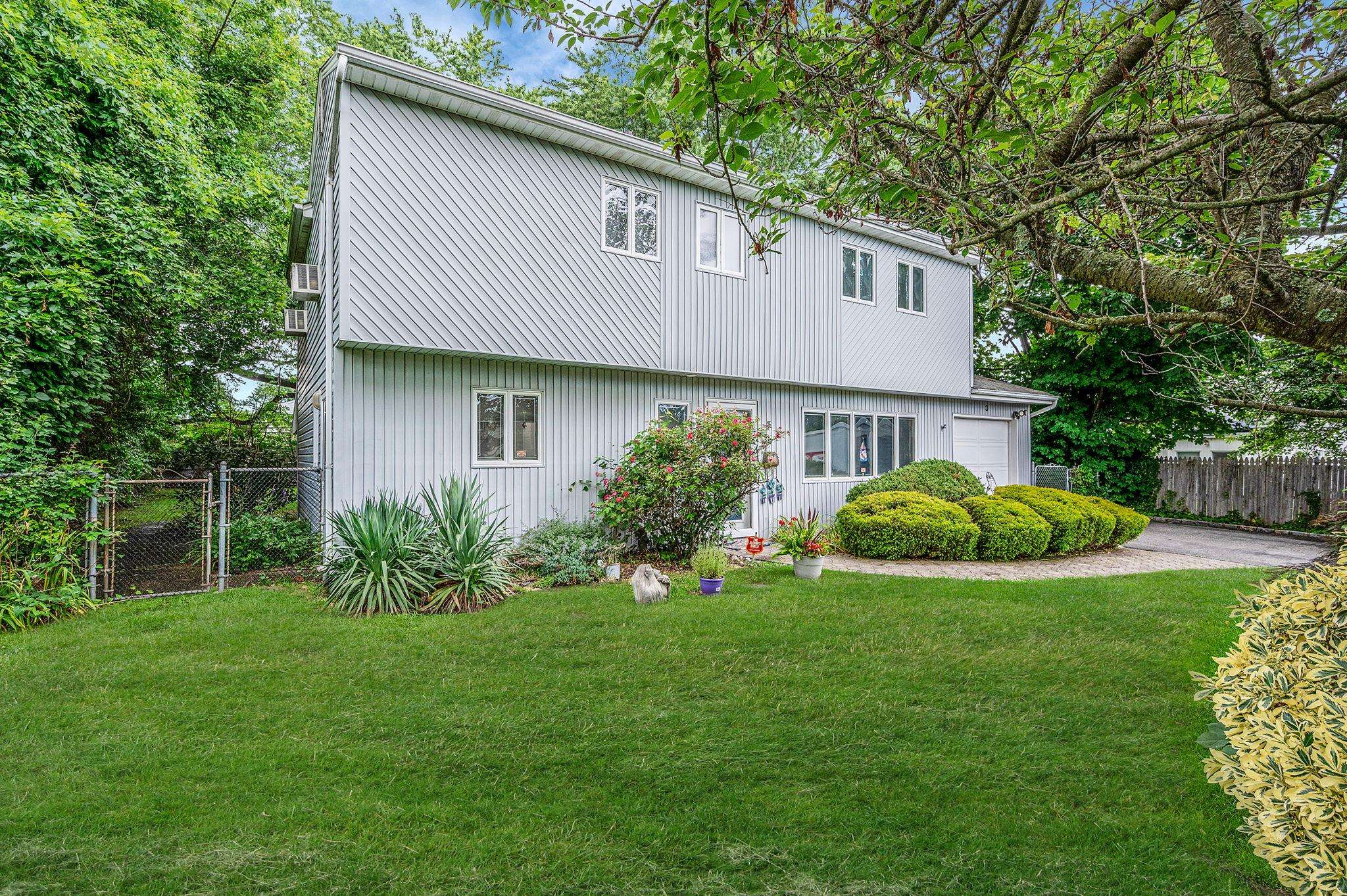 Commack, NY 11725,3 Clarissa LN