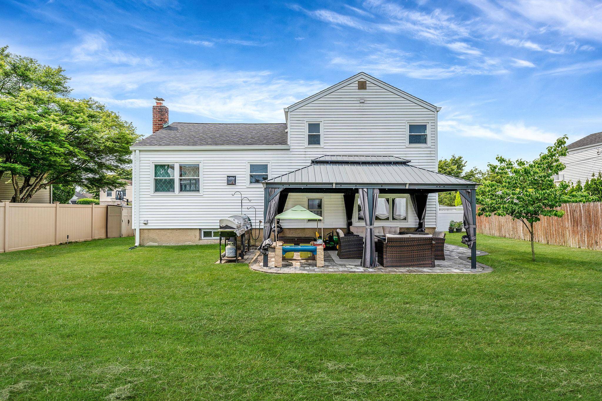Massapequa, NY 11758,469 N Syracuse AVE
