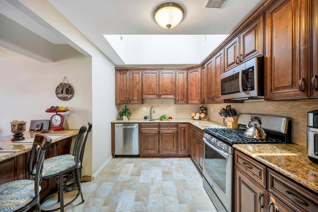 Hicksville, NY 11801,6 Terrell LN