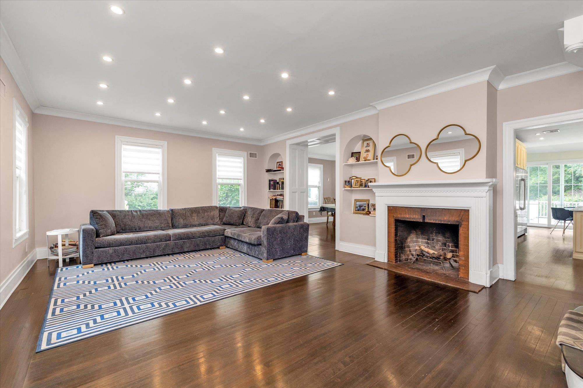 Cedarhurst, NY 11516,370 Summit AVE