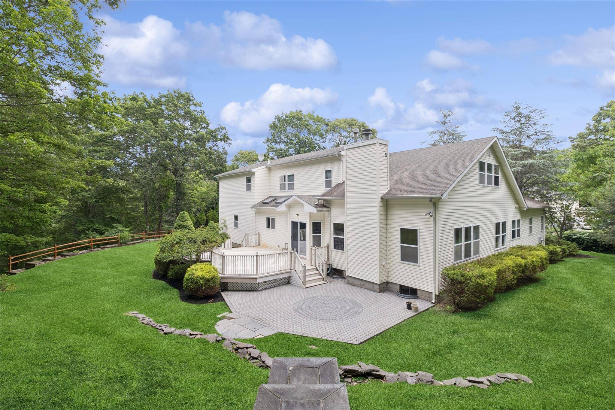 Mount Sinai, NY 11766,3 Heidi LN
