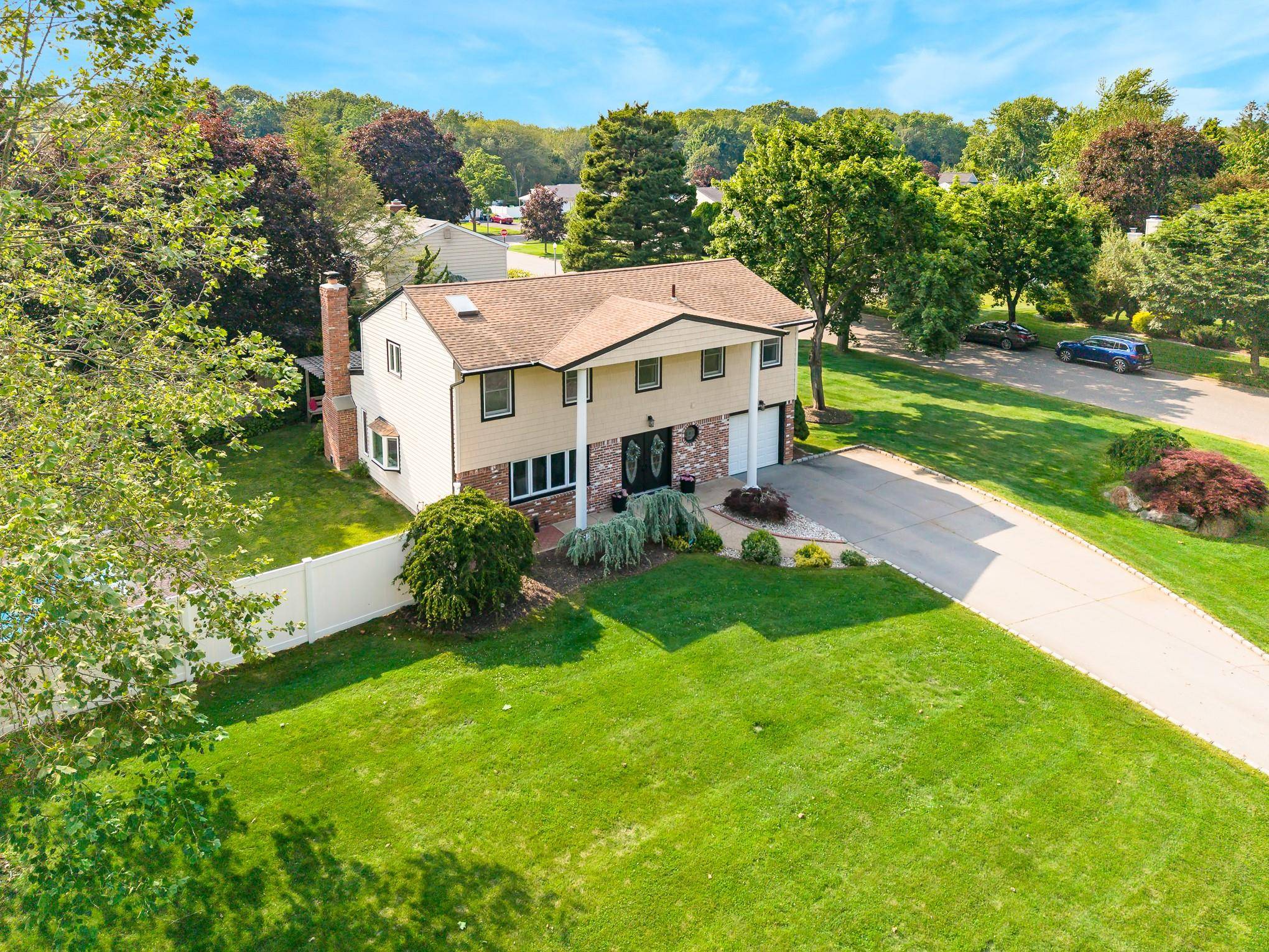 Smithtown, NY 11787,27 Dorchester RD