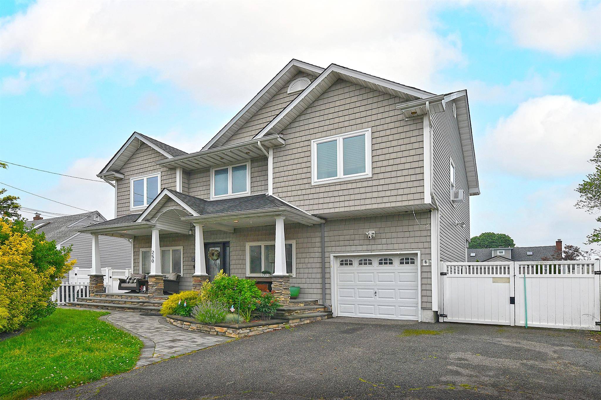 Lindenhurst, NY 11757,250 33rd ST