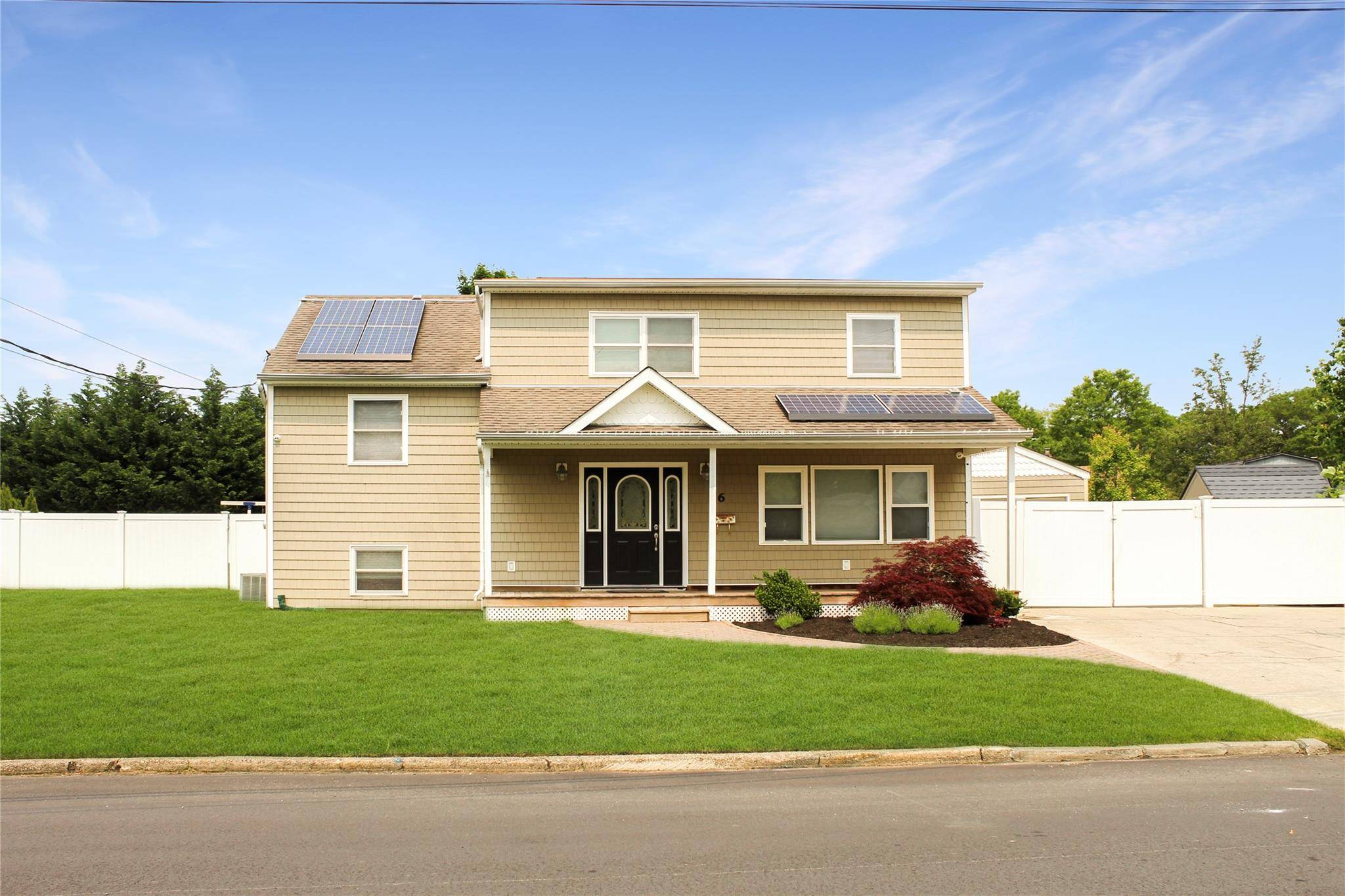 East Islip, NY 11730,6 Robinhood DR