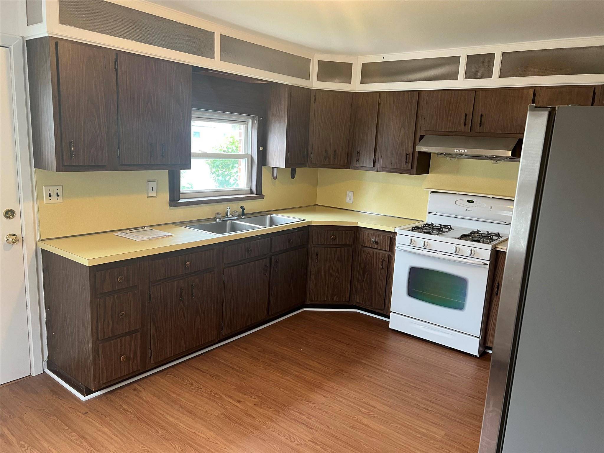 Hicksville, NY 11801,8 Gables RD