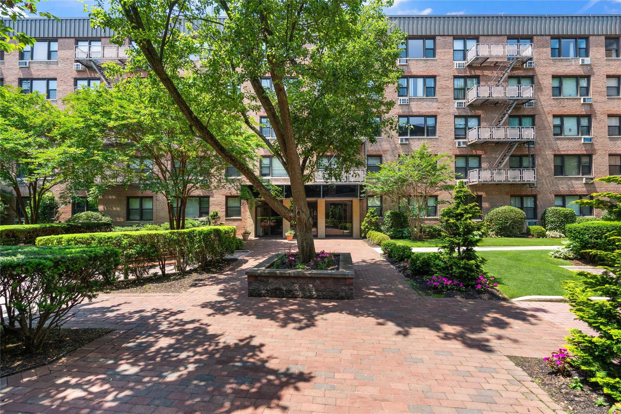Mineola, NY 11501,3 Birchwood CT ##5K