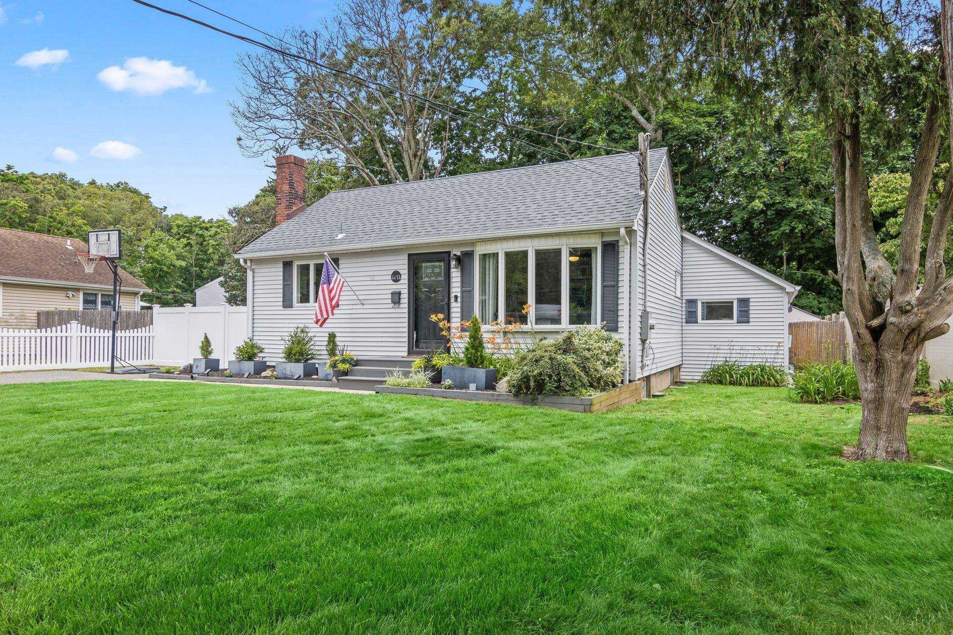 Smithtown, NY 11787,10 Elm AVE