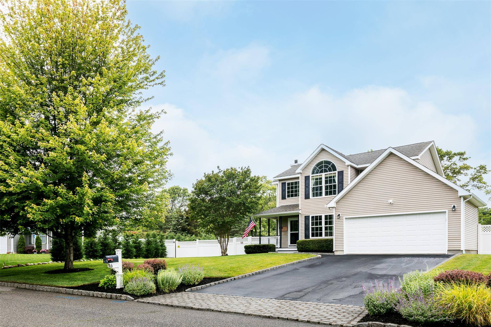 East Patchogue, NY 11772,6 Danamarie LN