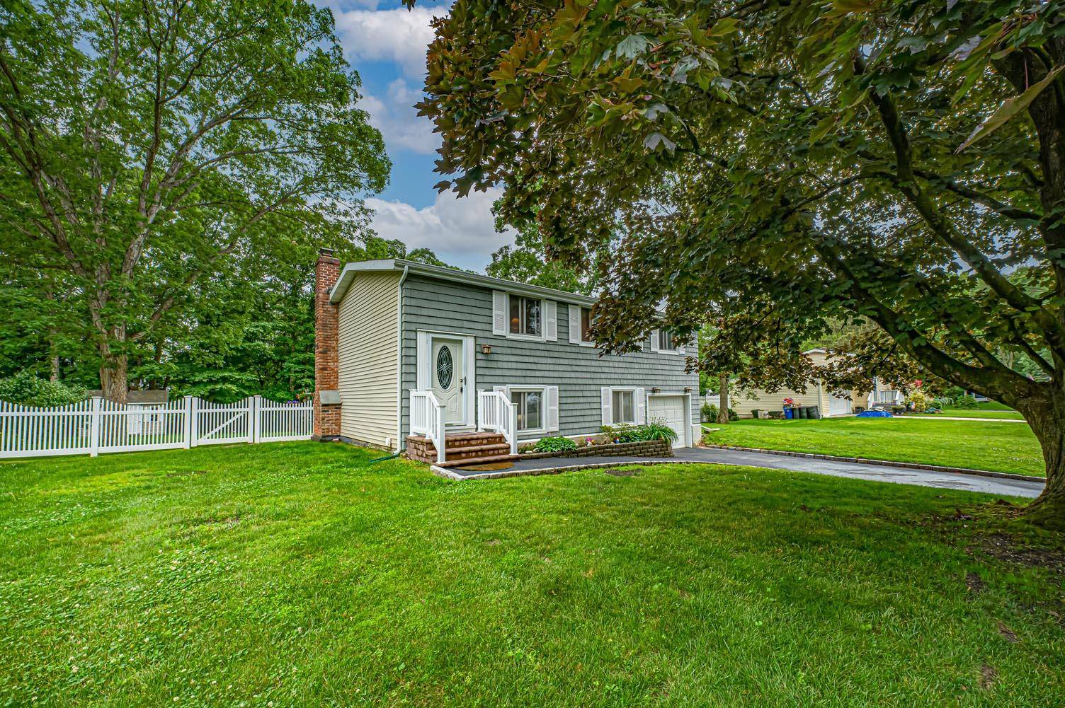 East Setauket, NY 11733,4 Mayflower LN