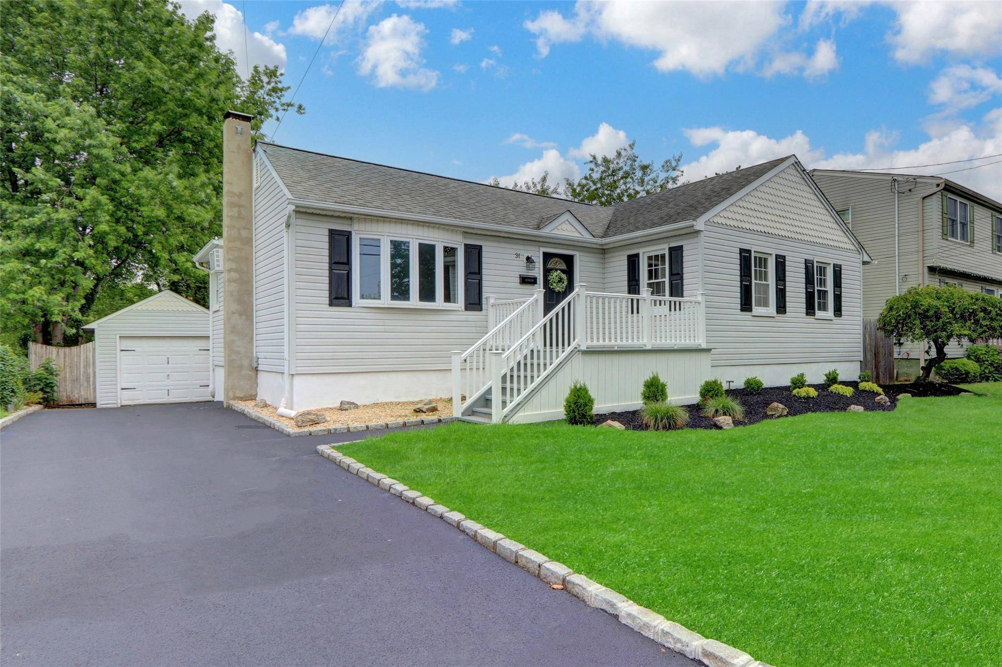 Babylon, NY 11702,31 Tappan AVE