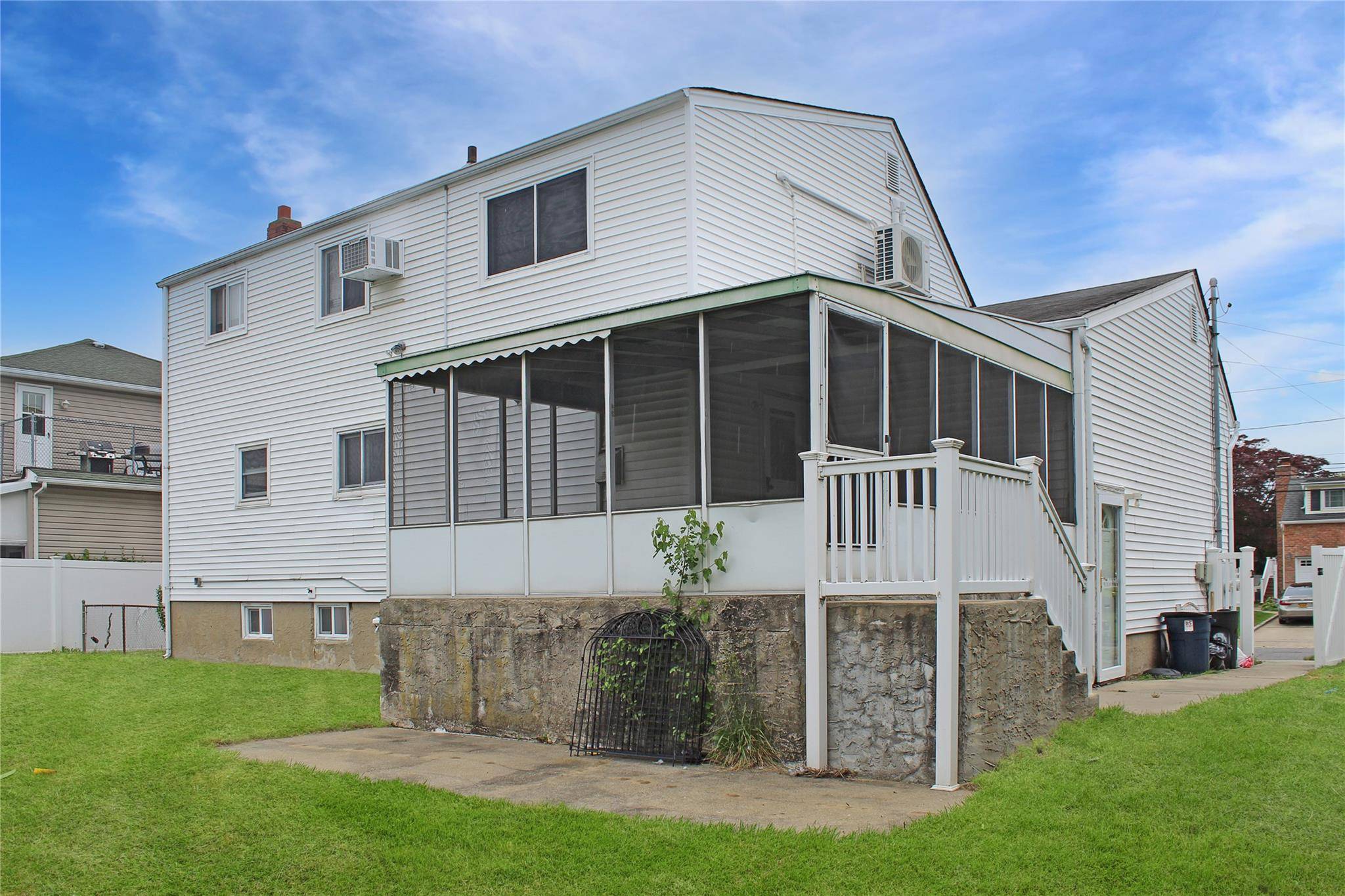 West Babylon, NY 11704,10 Marilyn CT