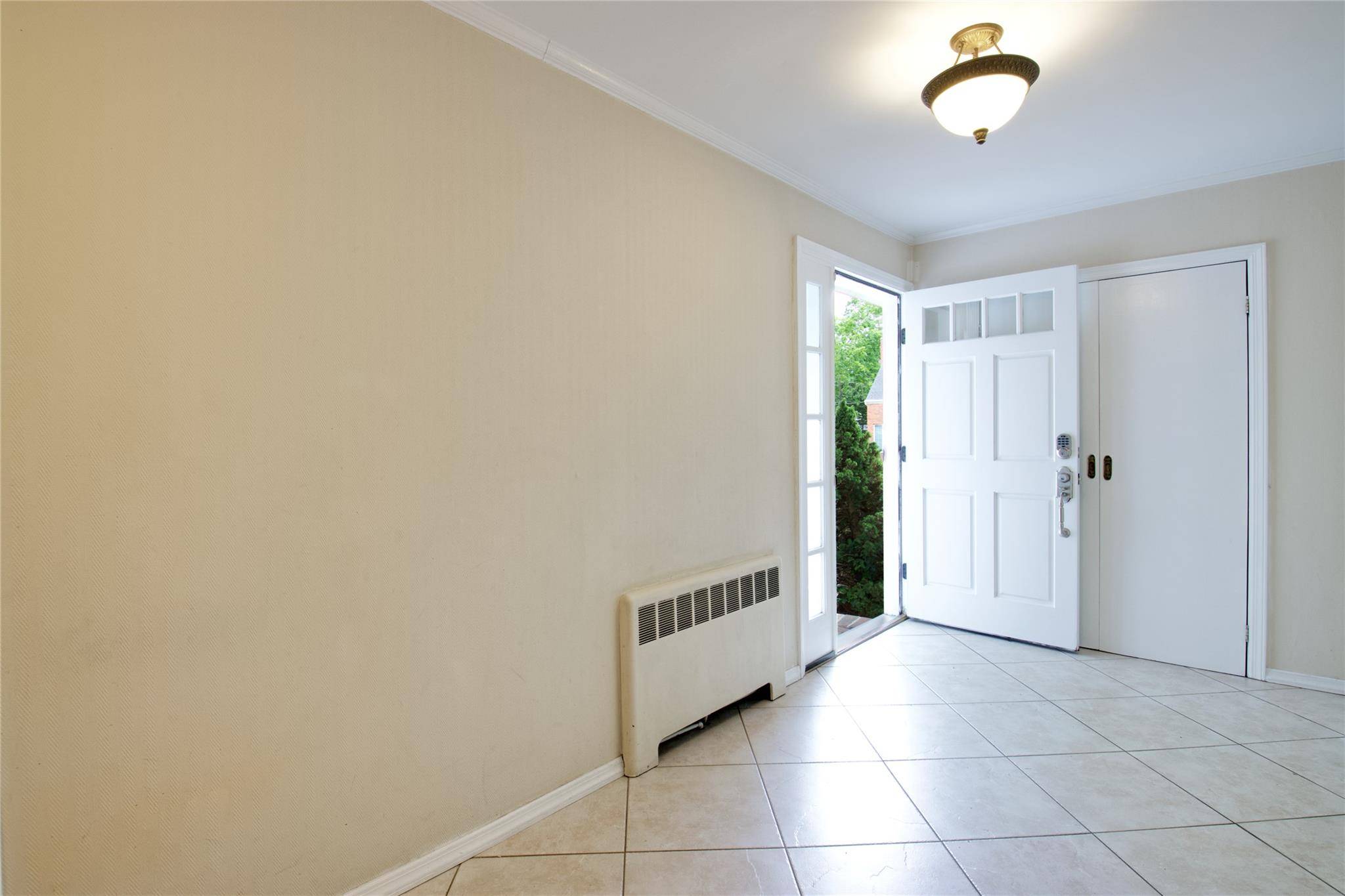East Hills, NY 11577,20 Primrose LN