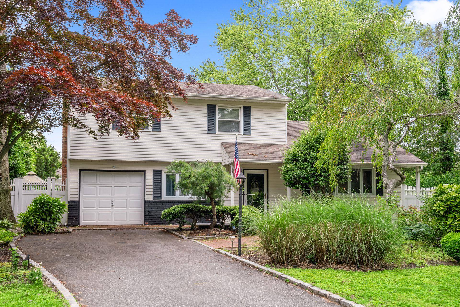 Commack, NY 11725,2 Fernwood DR