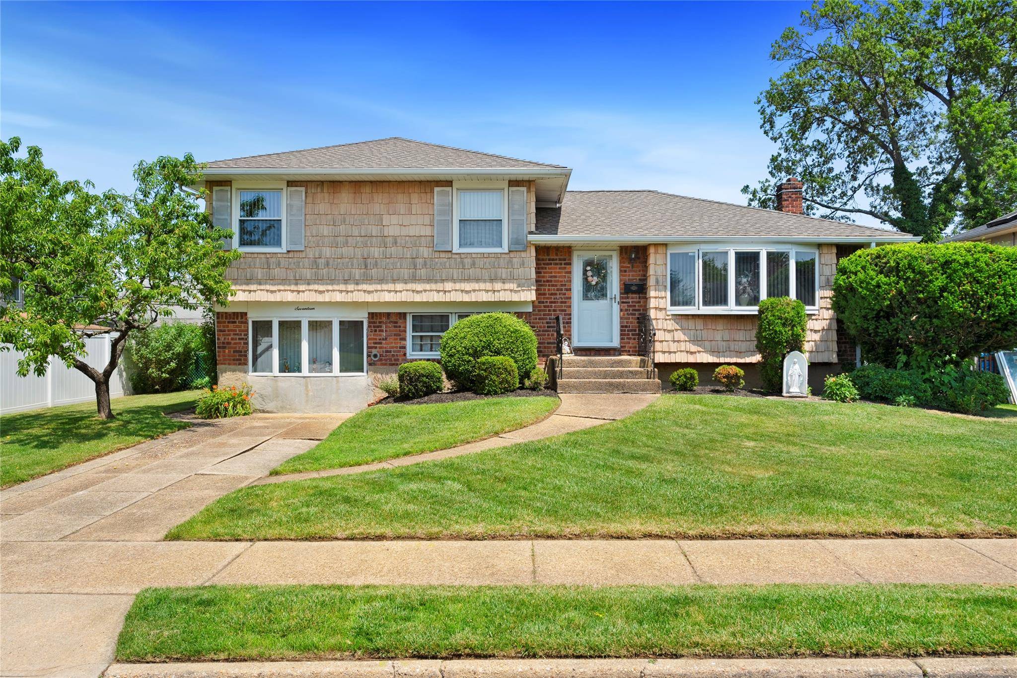 South Farmingdale, NY 11735,17 Damin DR