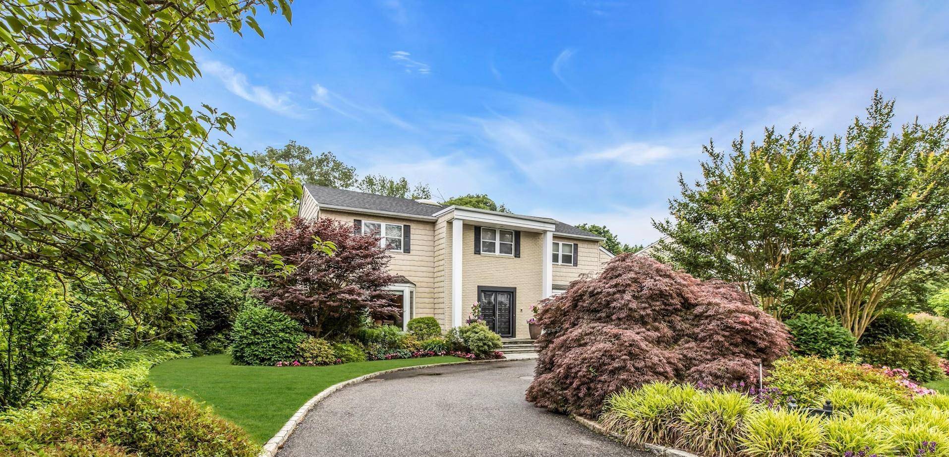 Roslyn, NY 11576,74 Woods DR