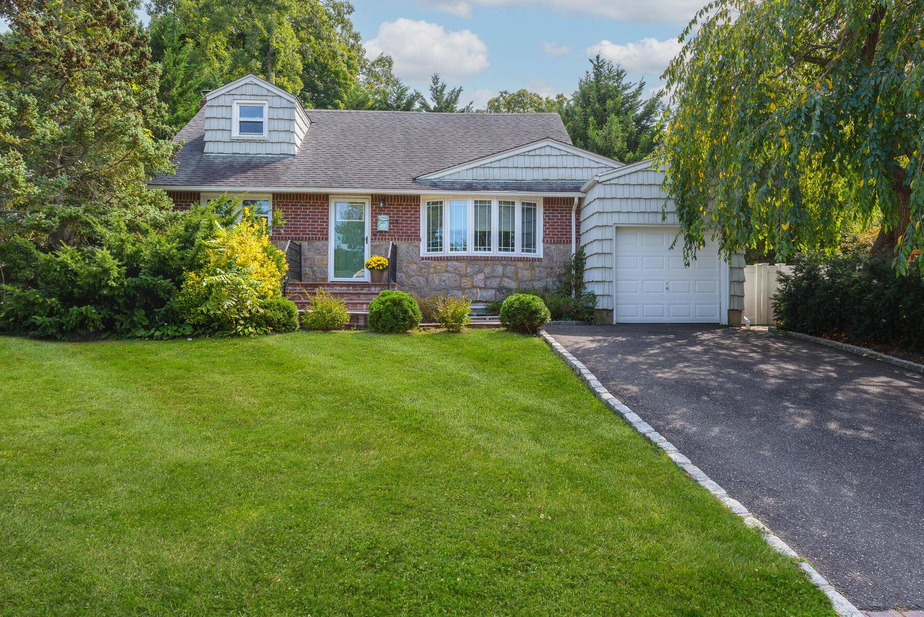 Huntington Station, NY 11746,18 Longfellow DR