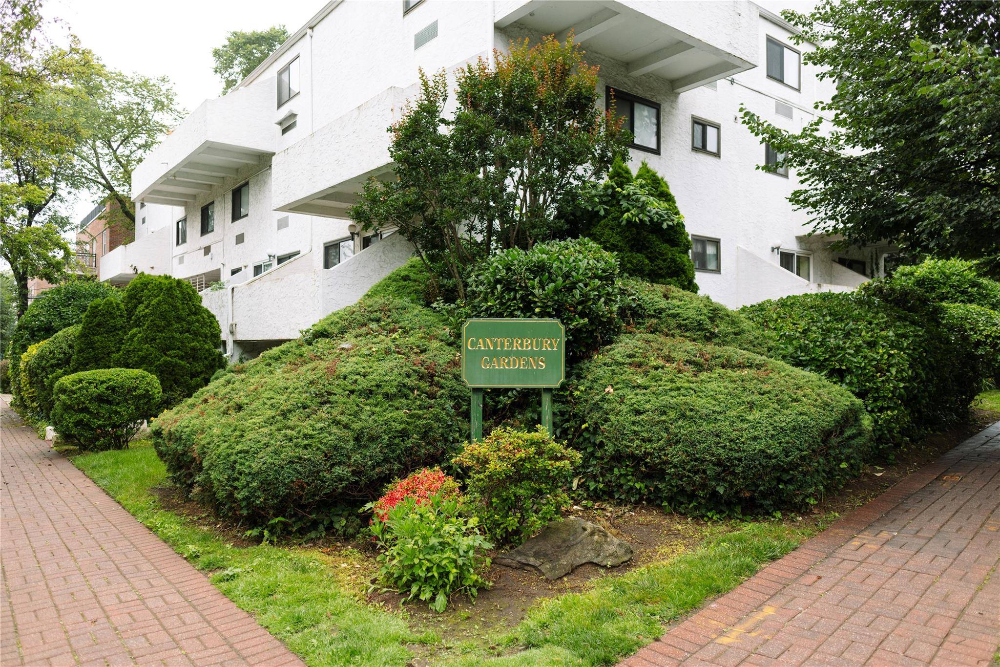 Great Neck, NY 11021,21 Canterbury RD #3