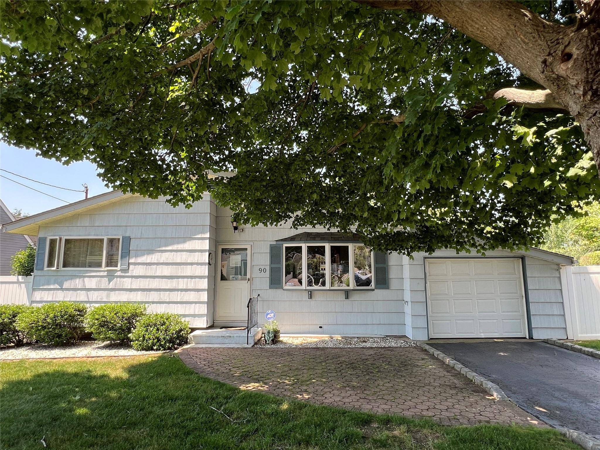 Farmingville, NY 11738,90 Lenore LN