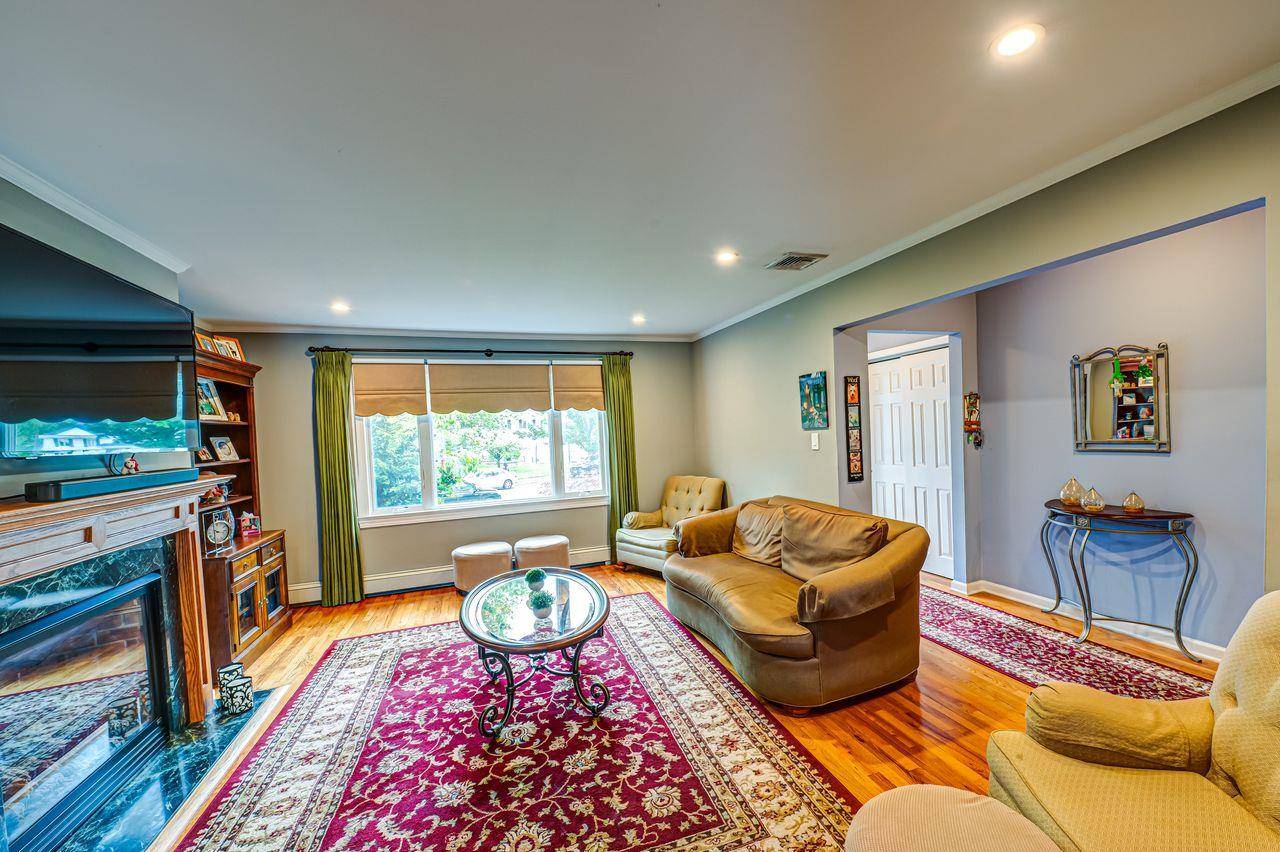 Hicksville, NY 11801,6 Chatham CT