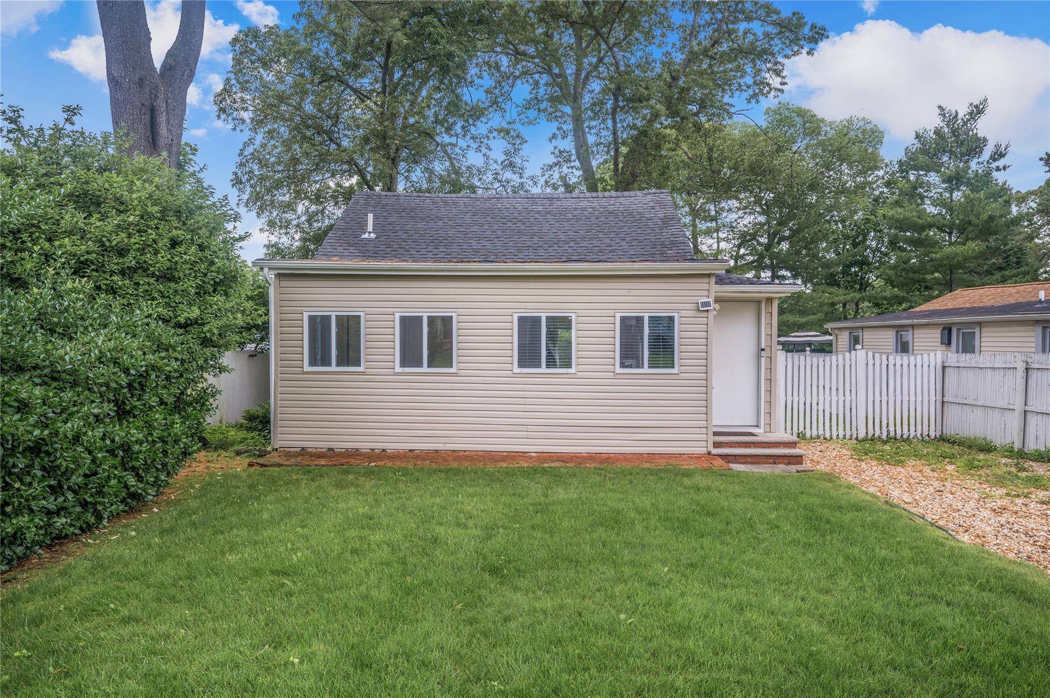 Ronkonkoma, NY 11779,233 Pawnee ST