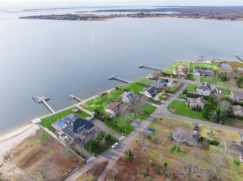 East Moriches, NY 11940,8 Bay ST