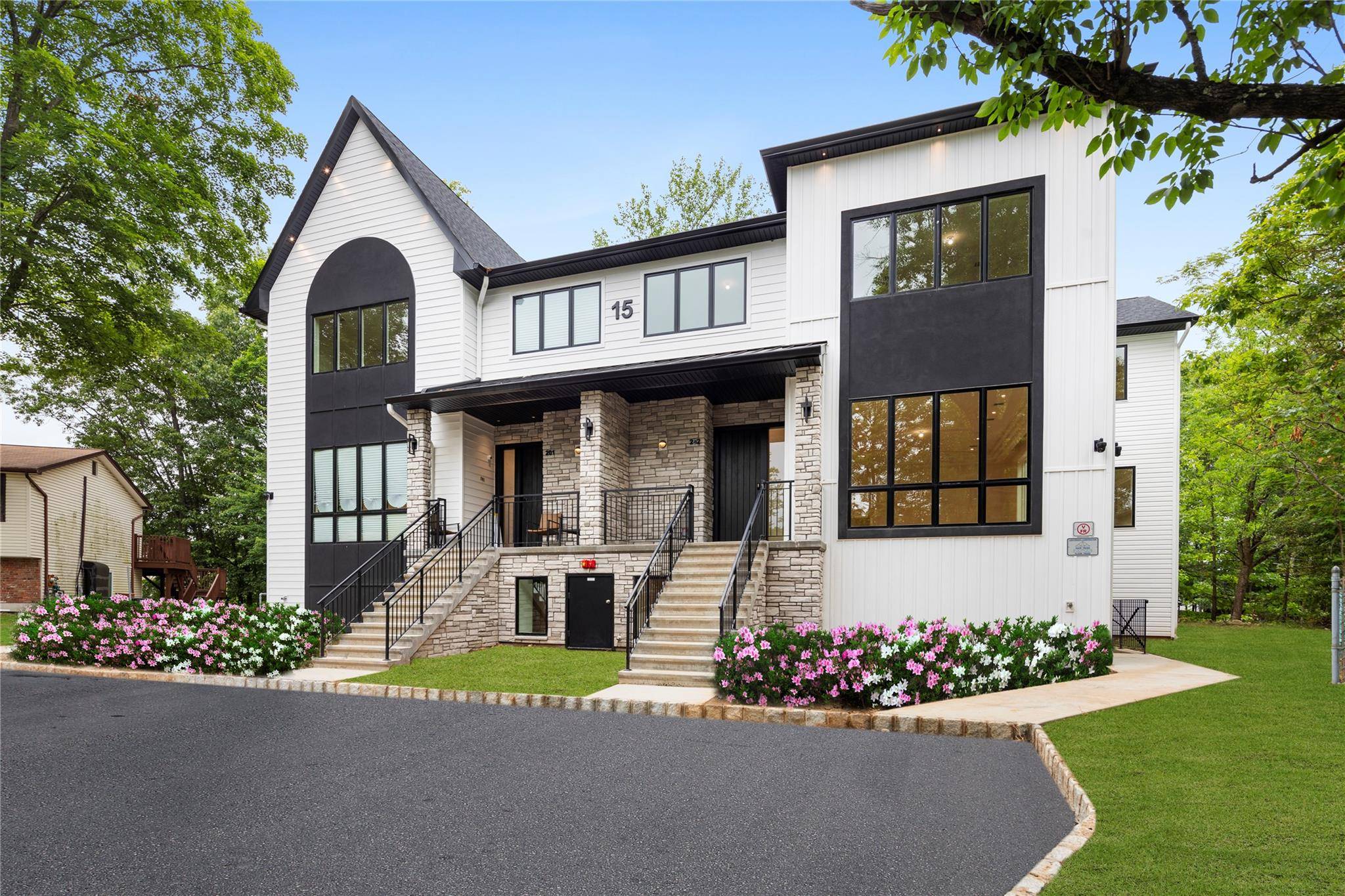 Spring Valley, NY 10977,15 Gilda CT