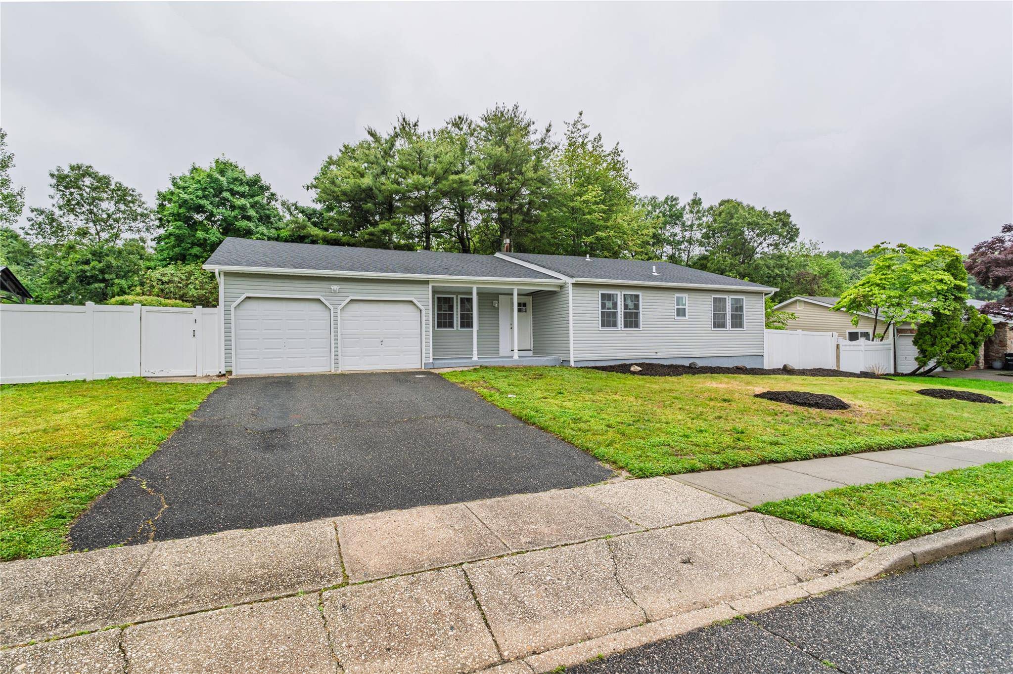 Wheatley Heights, NY 11798,23 Waterford DR