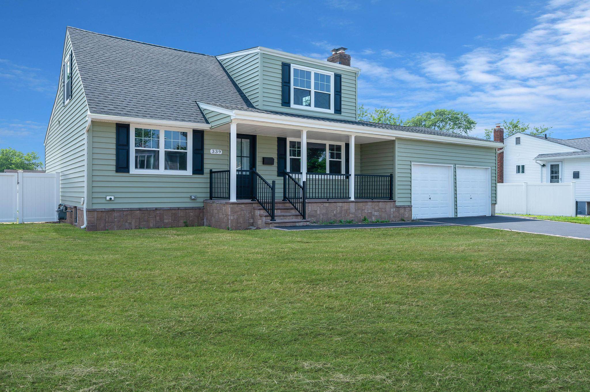 Lindenhurst, NY 11757,339 Deauville Pkwy