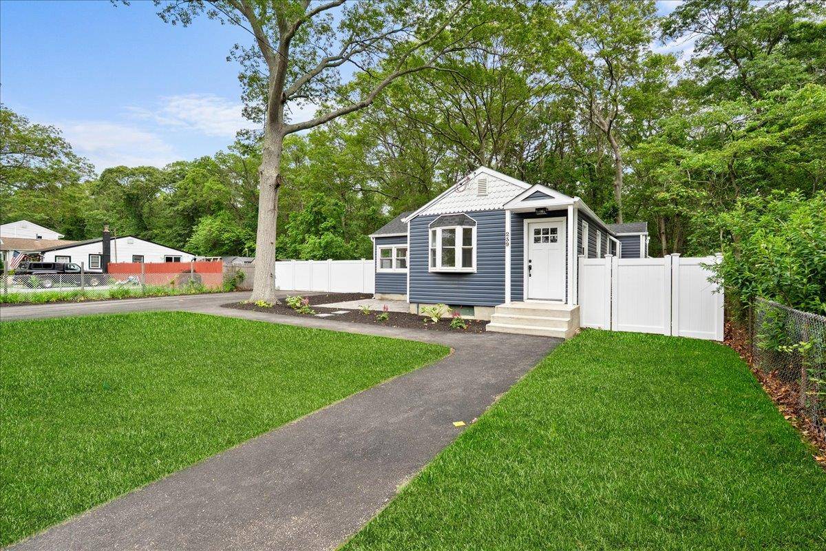 East Patchogue, NY 11772,239 Lake DR