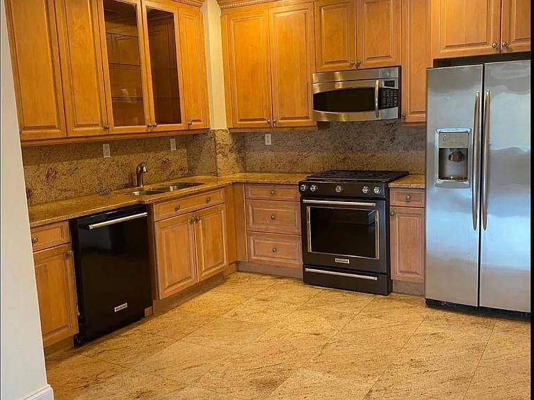 Great Neck, NY 11021,171 Great Neck RD #2N