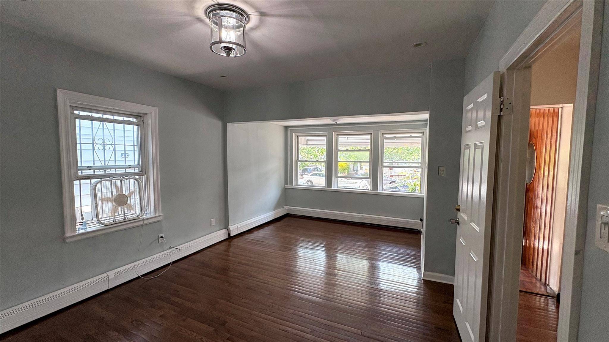 Hollis, NY 11423,90-31 185TH ST