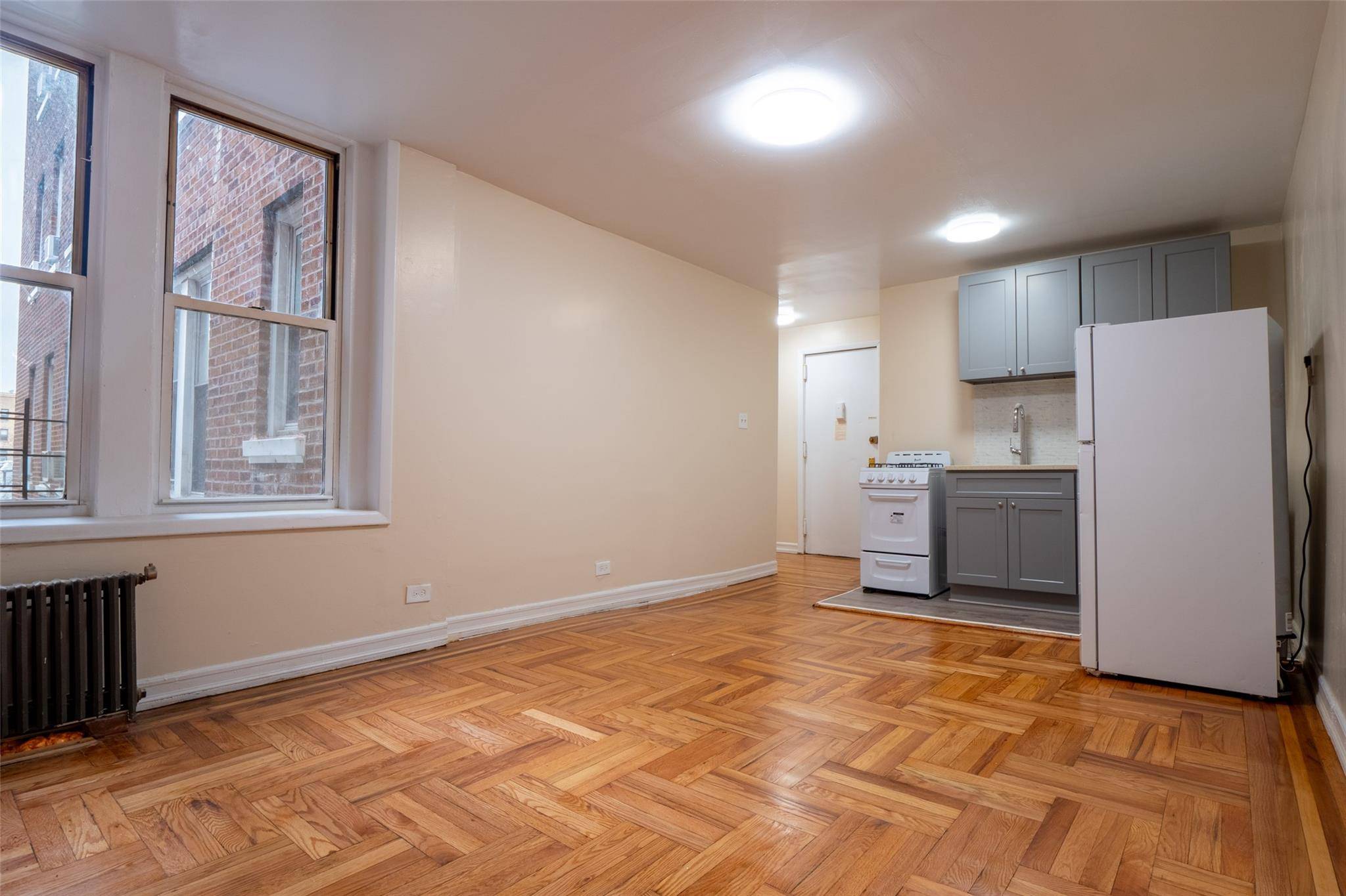 Jackson Heights, NY 11372,34-58 90 ST #J4