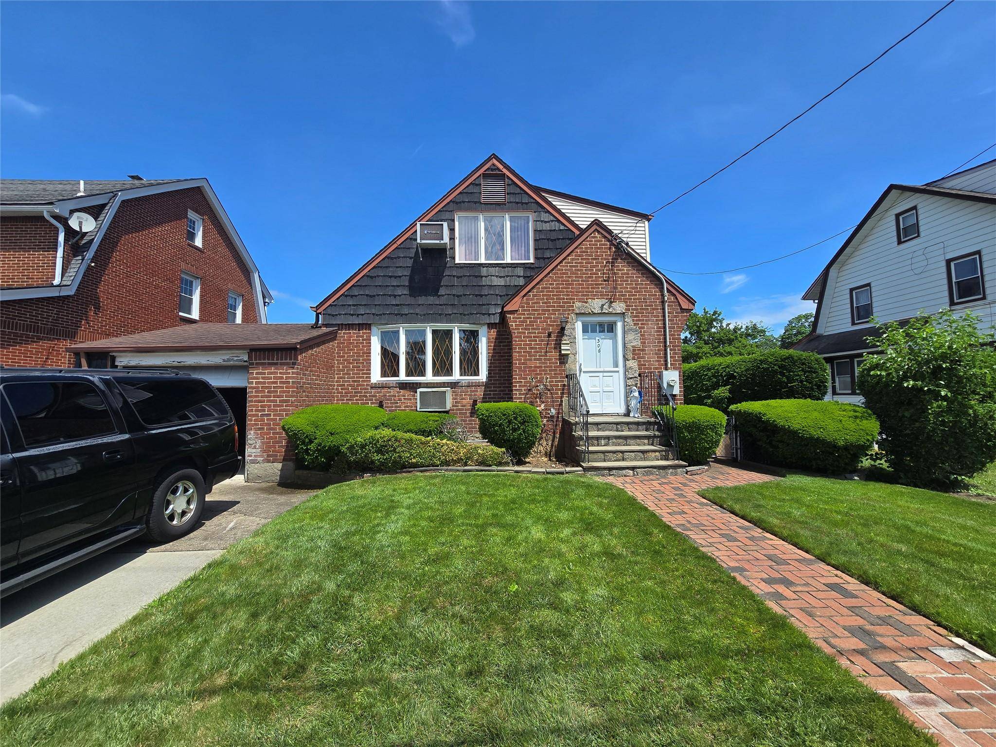 New Hyde Park, NY 11040,306 Covert AVE
