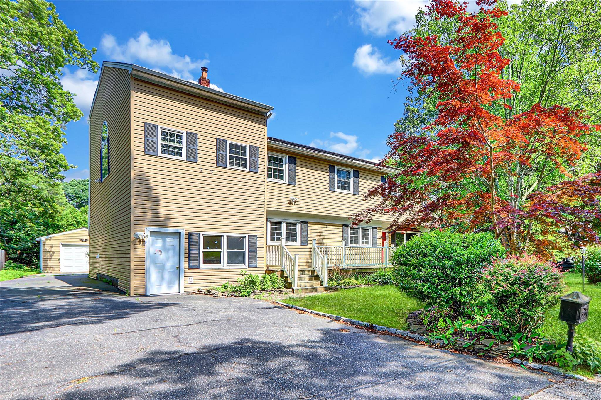 Bellport, NY 11713,89 Circuit RD