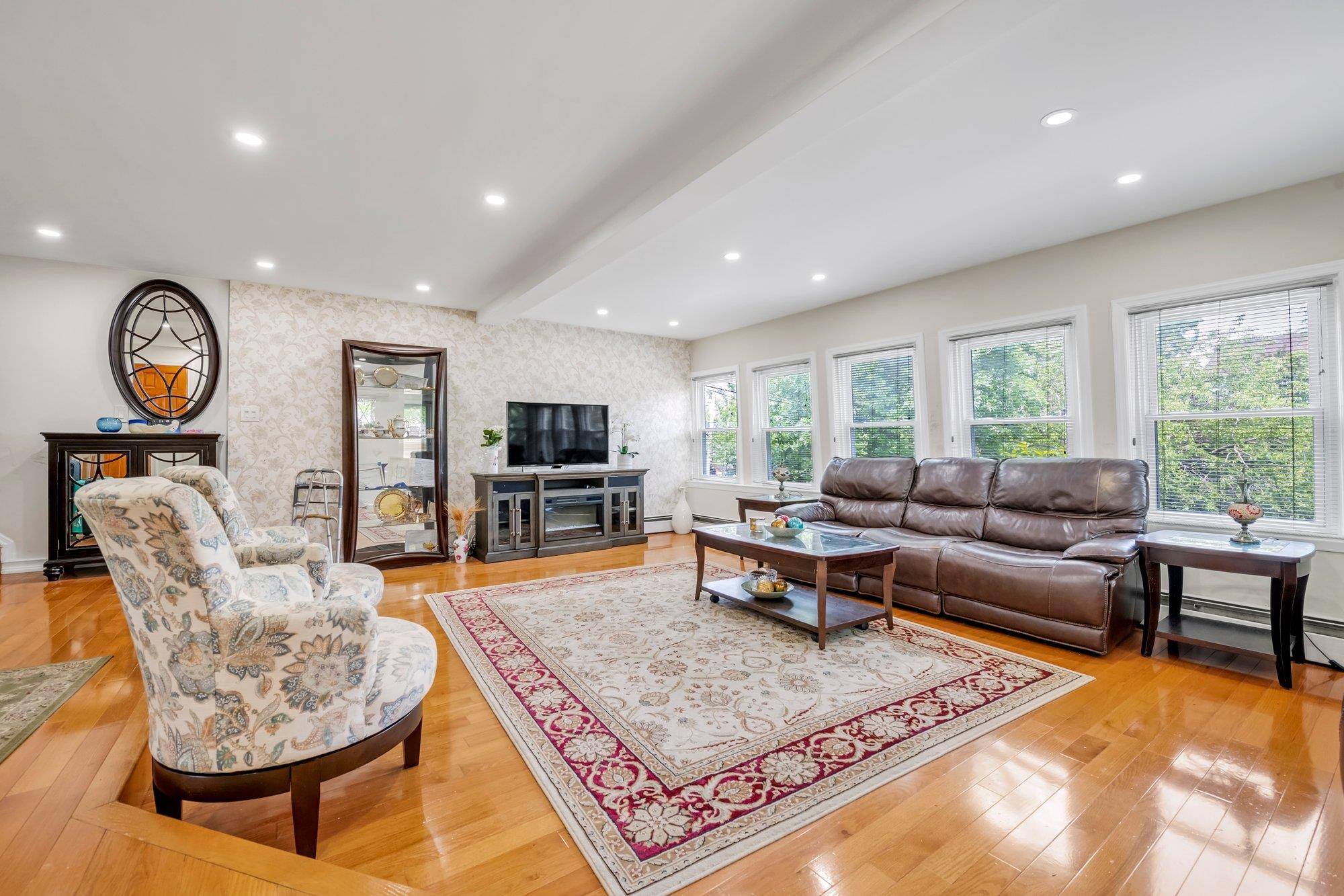 Briarwood, NY 11435,85-62 148th Street