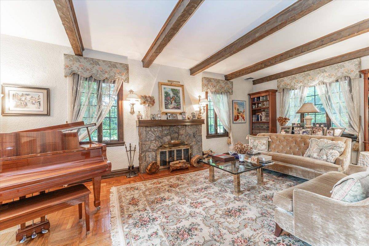 Woodmere, NY 11598,369 Longacre AVE