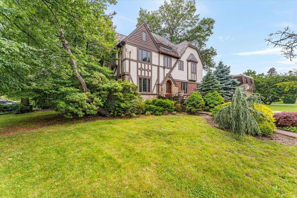 Woodmere, NY 11598,369 Longacre AVE