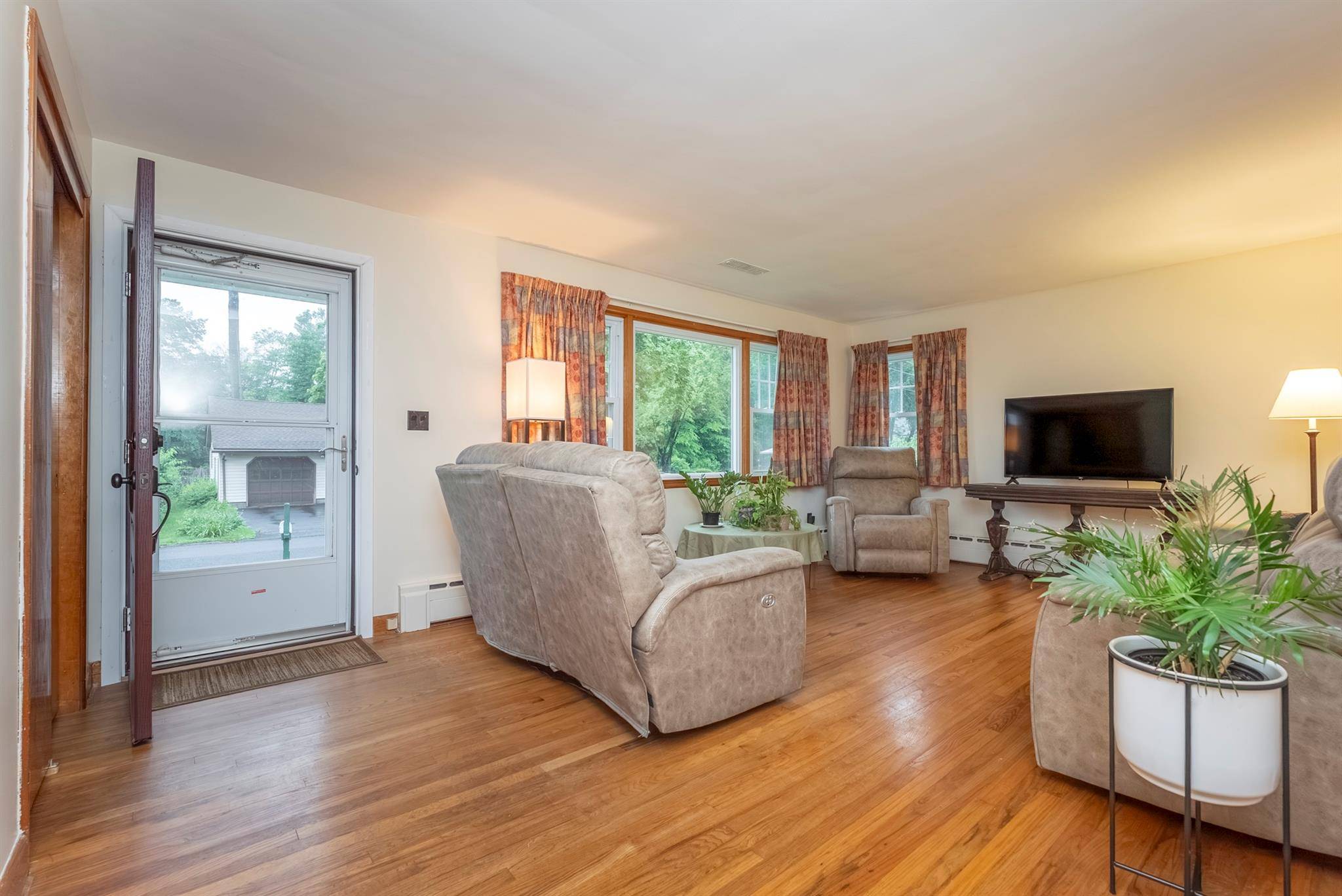 Kingston, NY 12401,1076 Decker ST