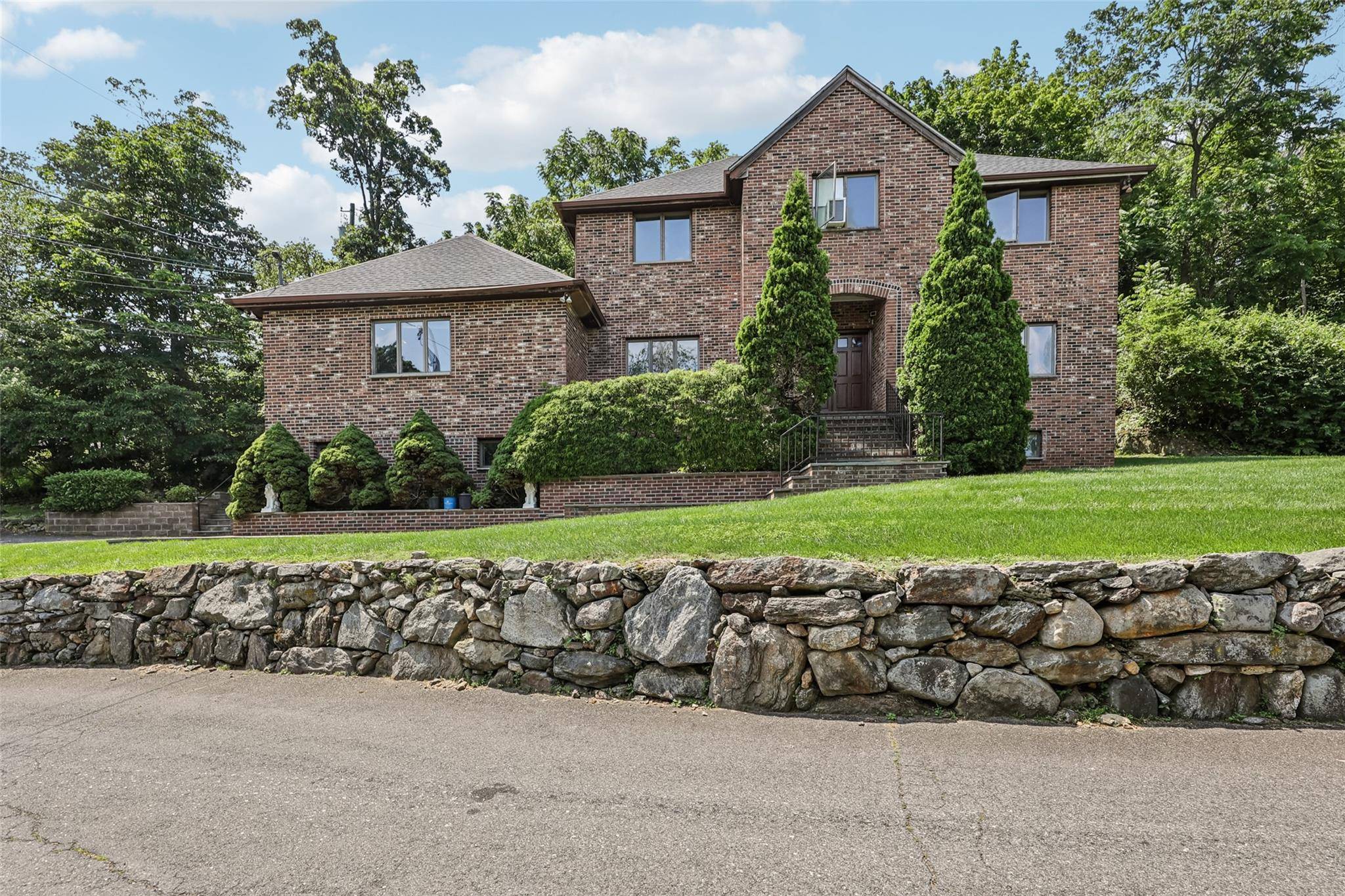 Scarsdale, NY 10583,1 Thomas CT