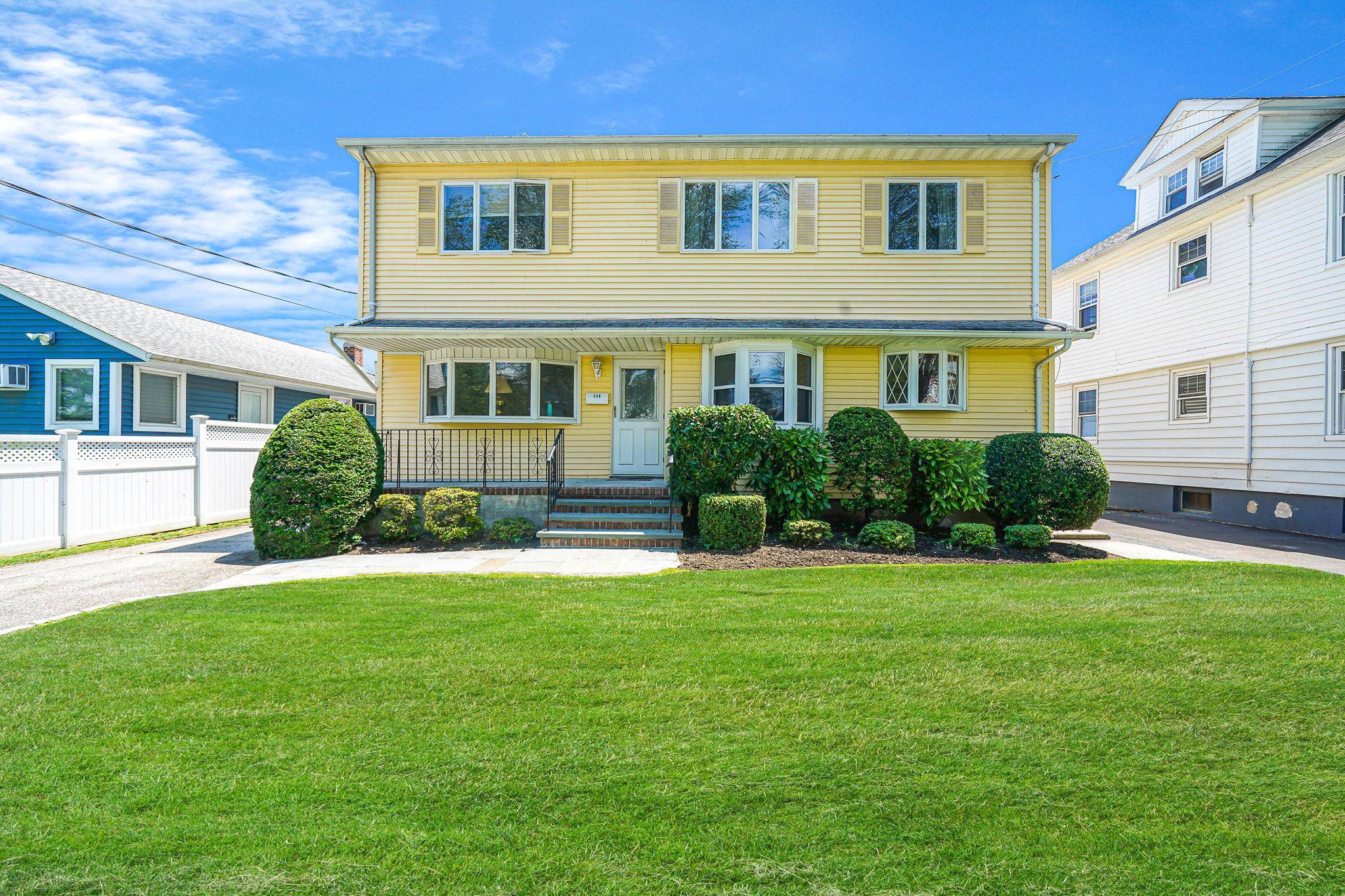 Carle Place, NY 11514,348 Roslyn AVE