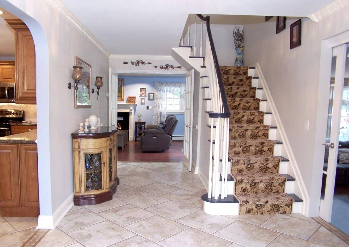 Oakdale, NY 11769,92 Chatham DR