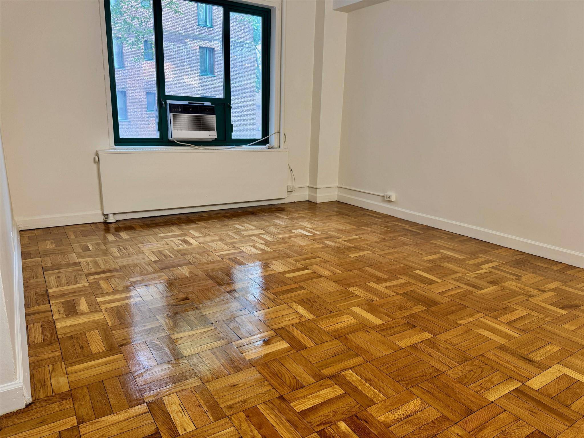 Bronx, NY 10462,2140 E Tremont AVE #1A
