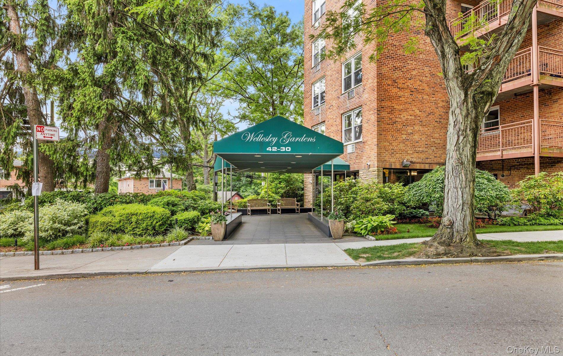 Douglaston, NY 11363,42-30 Douglaston Pkwy #5N