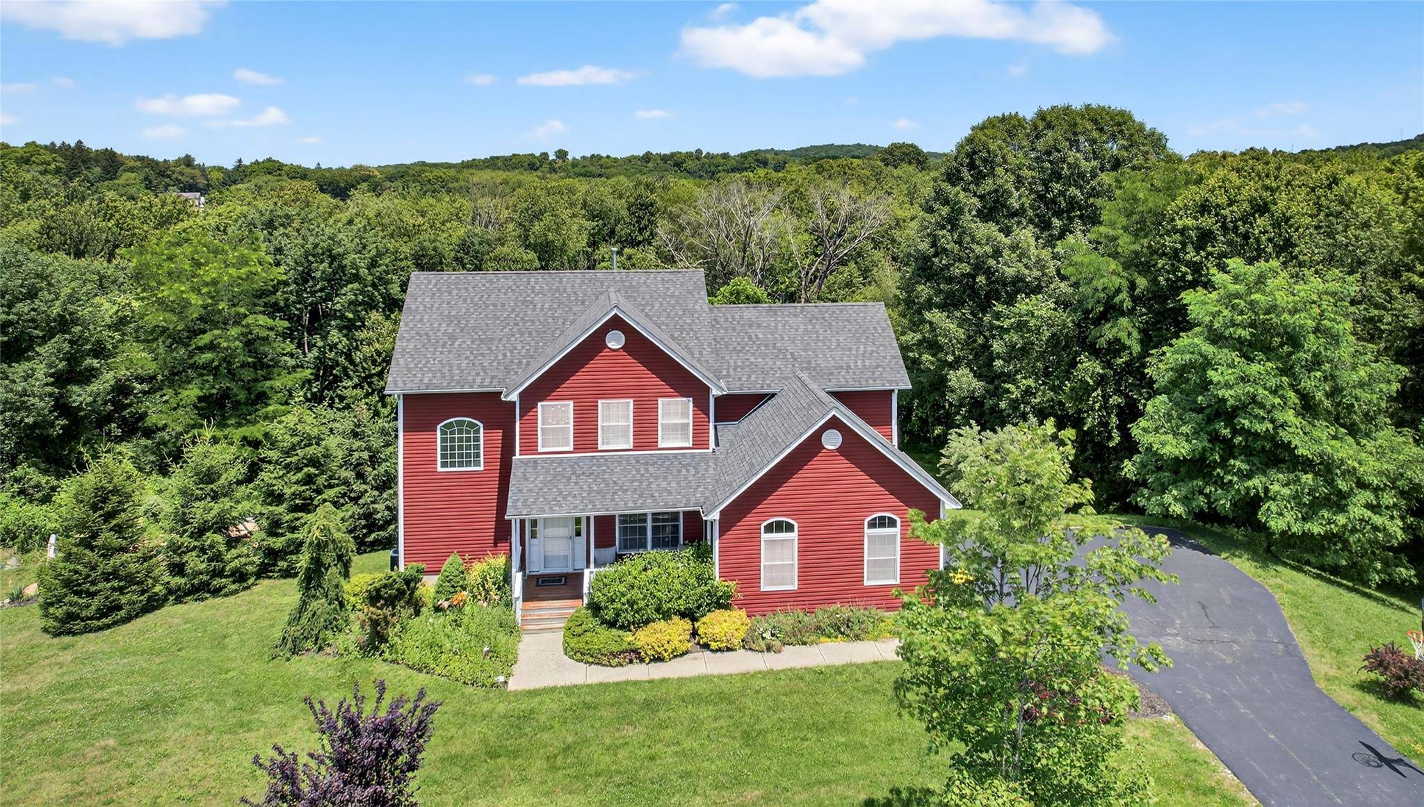 Chester, NY 10918,2 Primrose LN