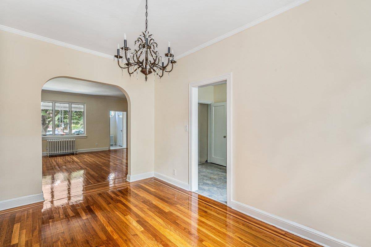 Middle Village, NY 11379,61-41 80th ST