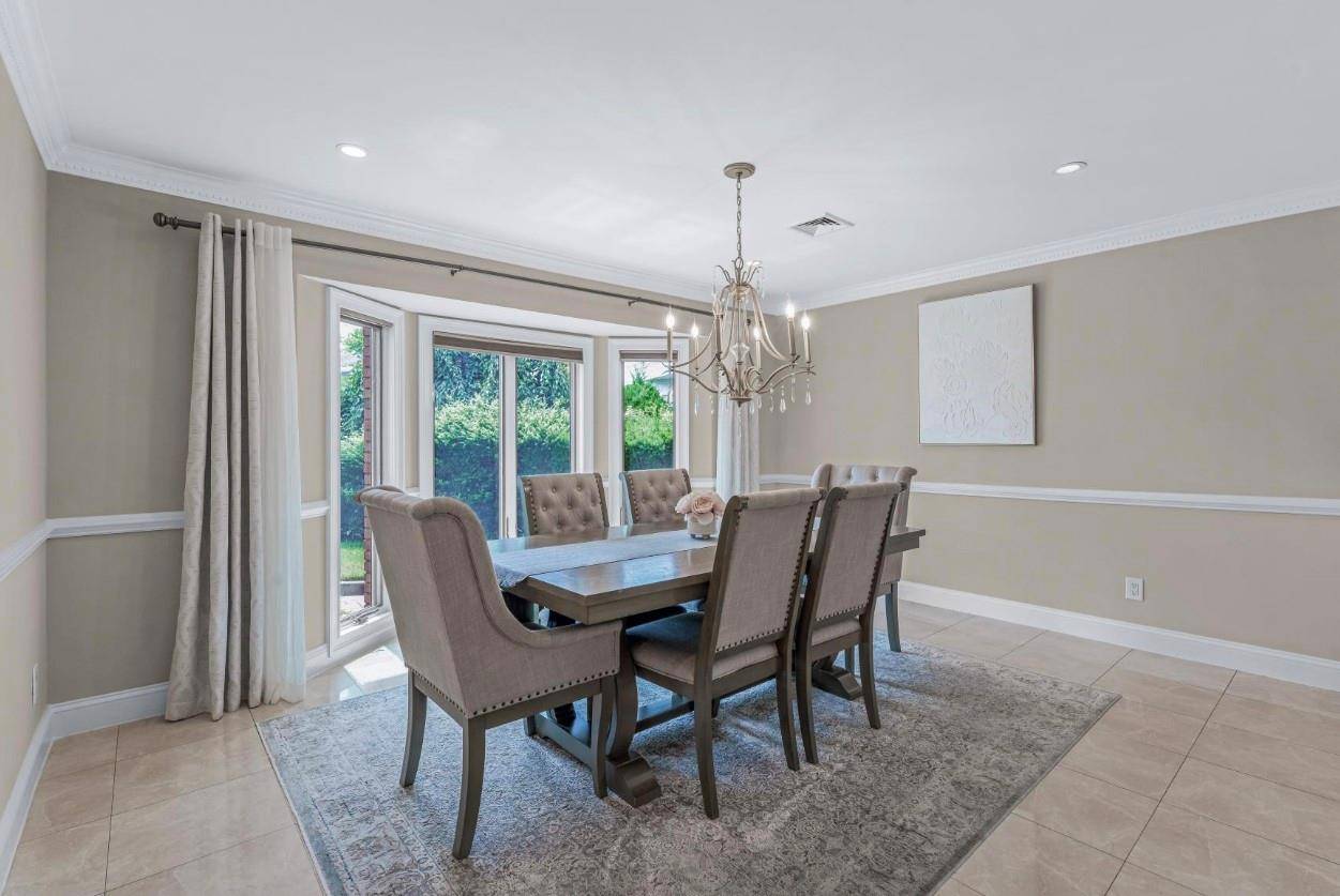 Westbury, NY 11590,709 Demott CT