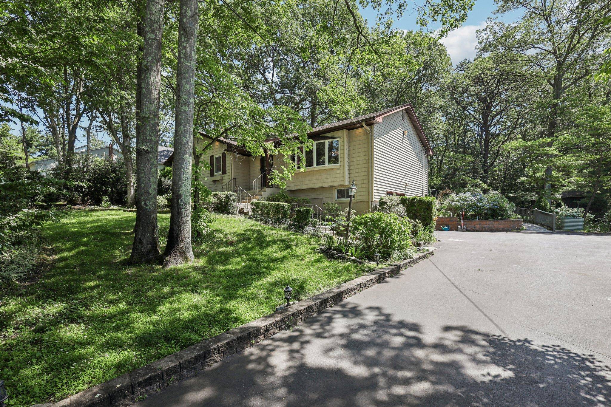 Smithtown, NY 11787,65 Winston DR