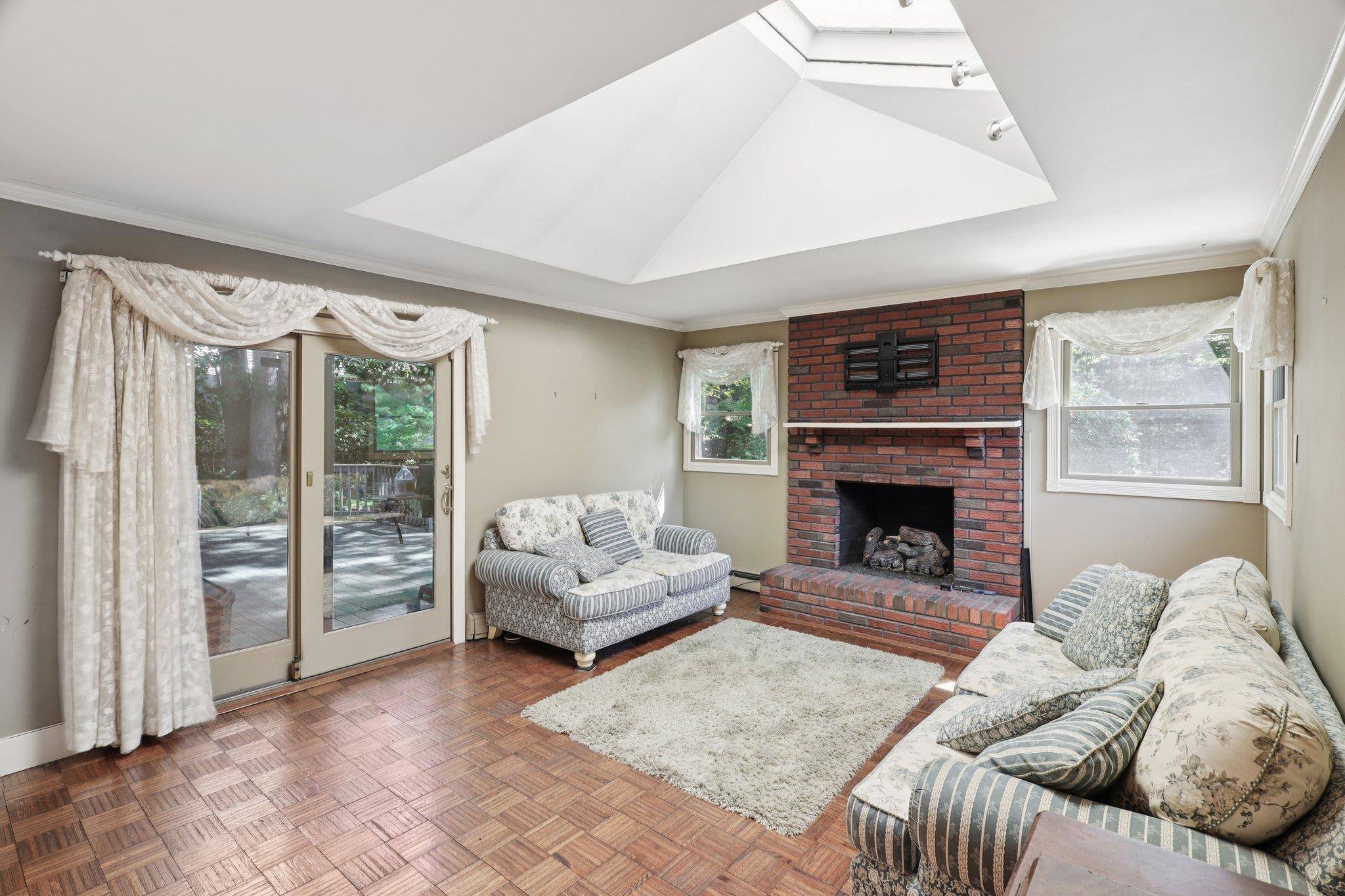 Smithtown, NY 11787,65 Winston DR