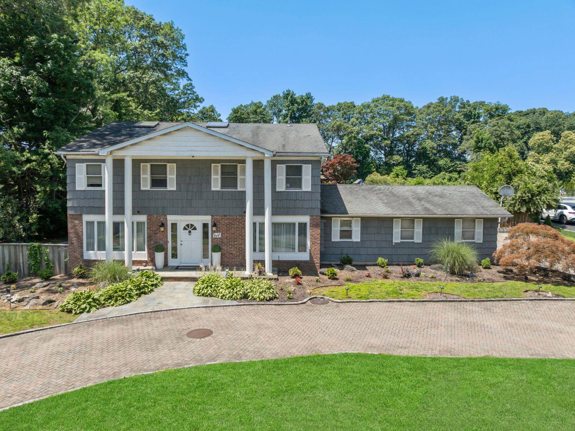 Dix Hills, NY 11746,9 Lucille LN