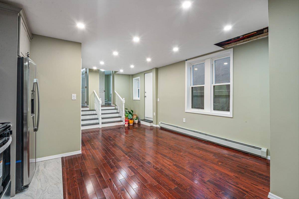 Jamaica, NY 11433,107-30 156th ST